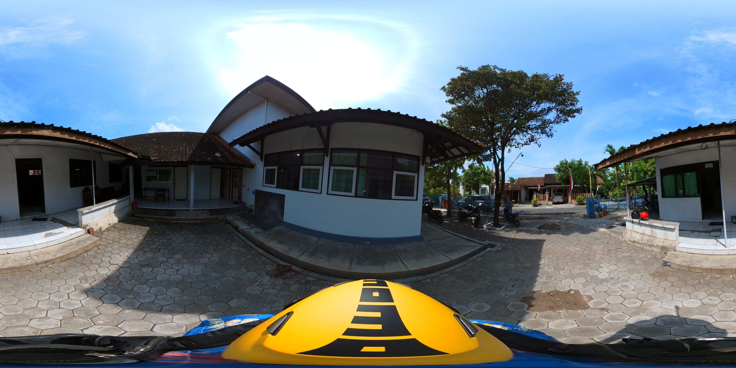 Halaman Parkir Belakang